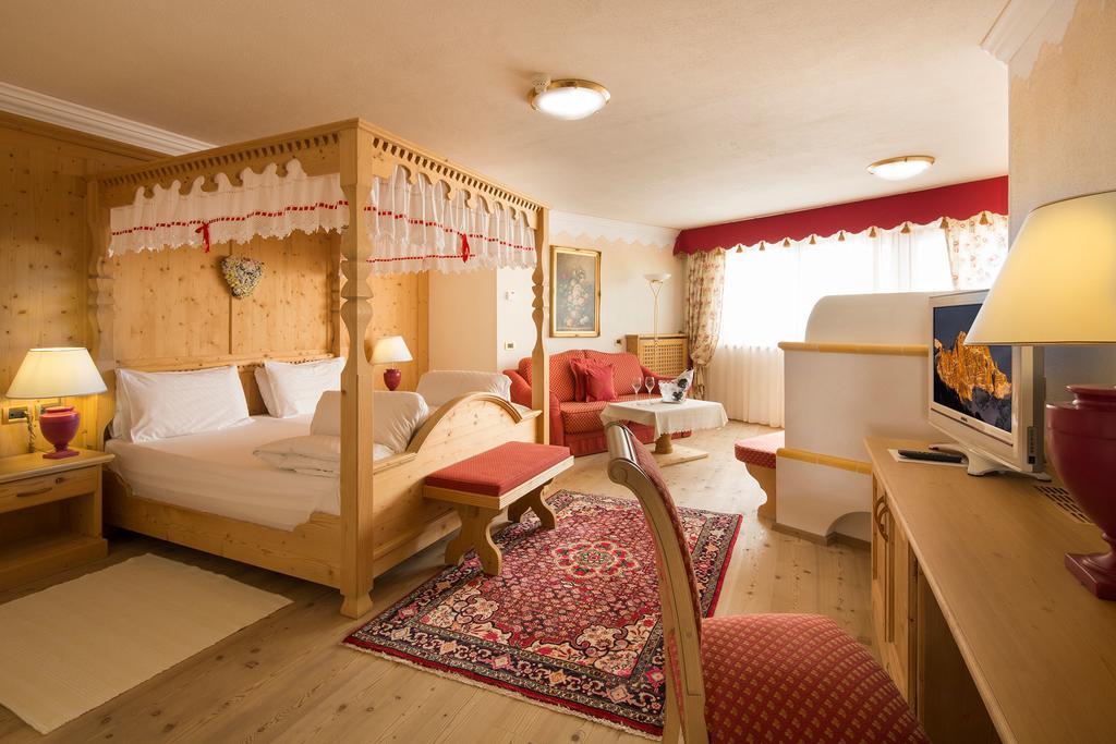 Hotel Sassongher Корвара ин Бадия Екстериор снимка